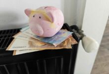 Argent et tirelire sur un radiateur.