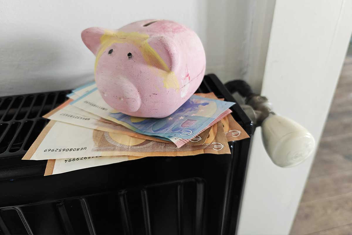 Argent et tirelire sur un radiateur.