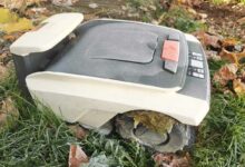 Un robot tondeuse avec les premières gelées matinales.