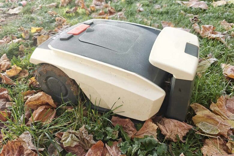Un robot tondeuse qui subit le froid.