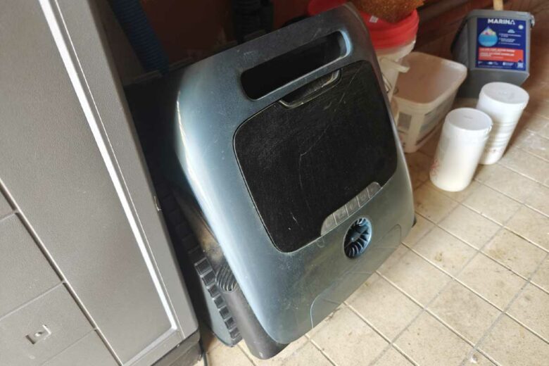 Un robot de piscine dans un local technique.