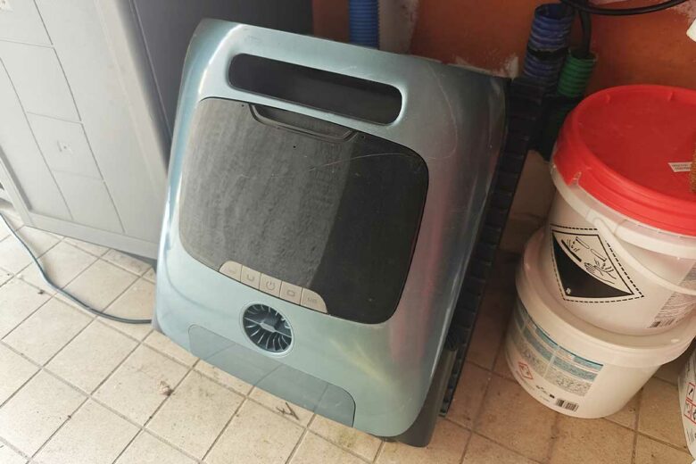 Un robot de piscine rangé pour l'hiver.