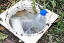 Une bouteille plastique avec des cailloux pour protéger le skimmer.
