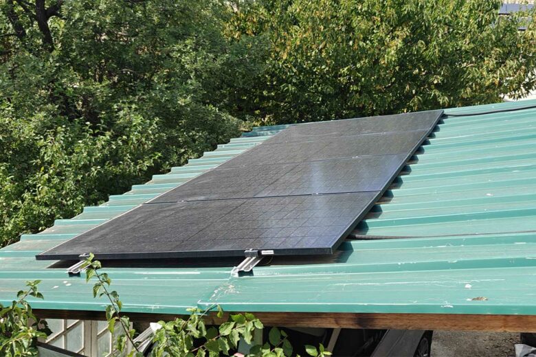 Des panneaux solaires poussiéreux sur un toit.