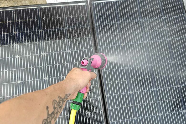 Lavage des panneaux solaires.