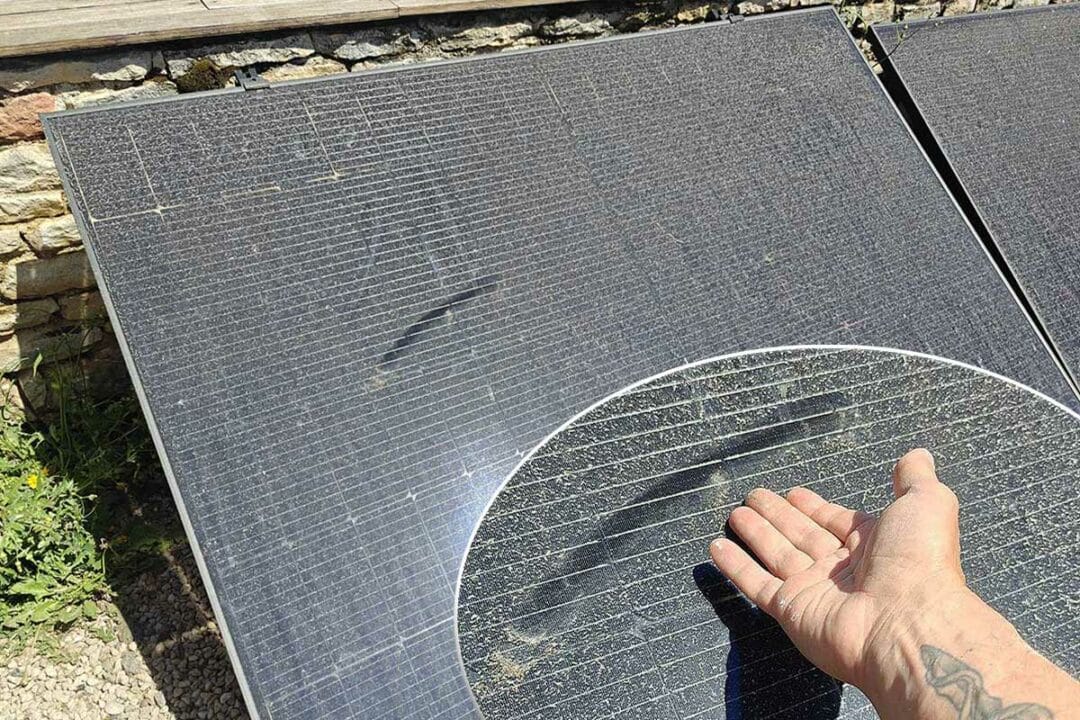 Des panneaux solaires recouverts d'une couche de poussière.