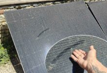 Des panneaux solaires recouverts d'une couche de poussière.