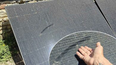 Des panneaux solaires recouverts d'une couche de poussière.