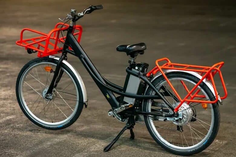 Un vélo de facteur remis en état et en vente.