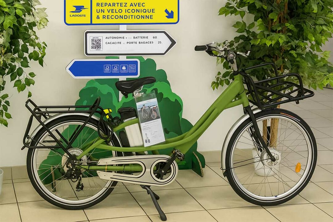 Un vélo électrique de postier reconditionné en vente dans une agence de La Poste.