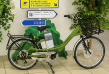 Un vélo électrique de postier reconditionné en vente dans une agence de La Poste.