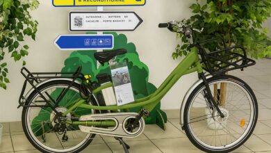 Un vélo électrique de postier reconditionné en vente dans une agence de La Poste.