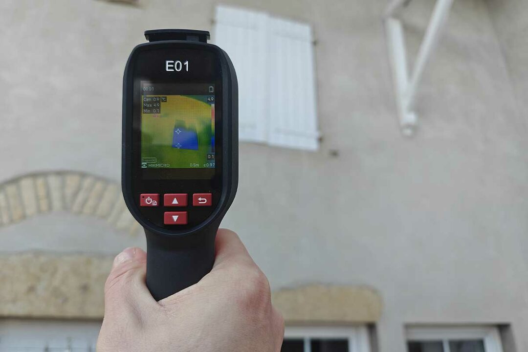 Fermer ses volets l'hiver permet de limiter les déperditions de chaleur, les infiltrations d'air et ainsi de réaliser des économies. Crédit photo : Alexandre Bonazzi pour NeozOne