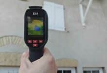 Fermer ses volets l'hiver permet de limiter les déperditions de chaleur, les infiltrations d'air et ainsi de réaliser des économies. Crédit photo : Alexandre Bonazzi pour NeozOne