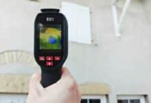 Fermer ses volets l'hiver permet de limiter les déperditions de chaleur, les infiltrations d'air et ainsi de réaliser des économies. Crédit photo : Alexandre Bonazzi pour NeozOne Crédit photo : Alexandre Bonazzi pour NeozOne