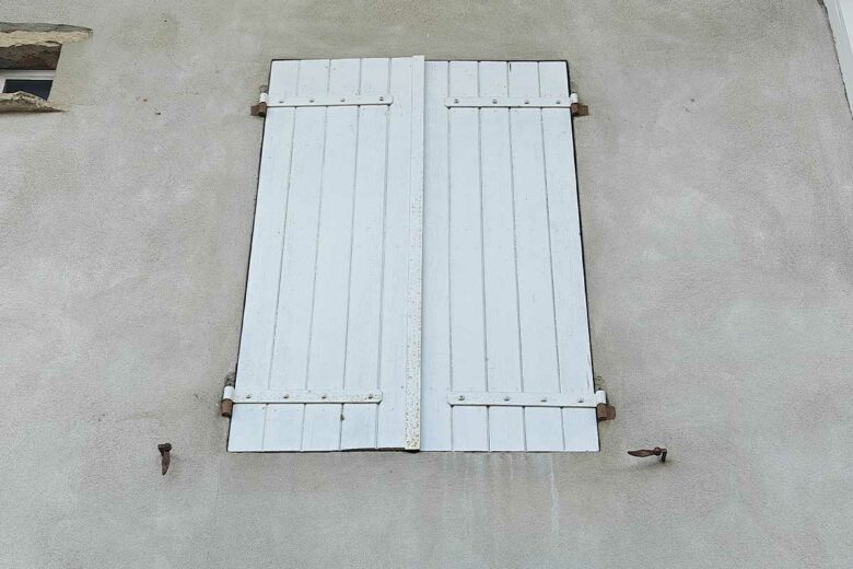 Un volet fermé en façade.