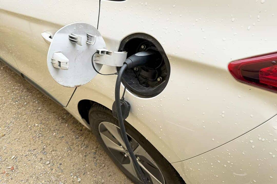 Un véhicule électrique en charge.