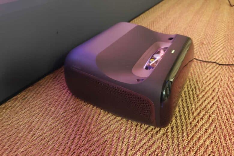 Au plus près du mur.