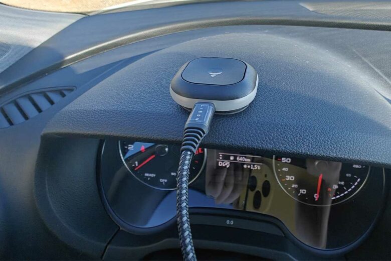 Finalement, je l'ai collé sur le parebrise afin de mieux voir les alertes (il est en recharge). Crédit photo : Alexandre Bonazzi pour NeozOne