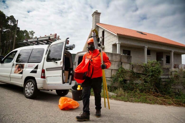 Un professionnel anti-nuisibles.