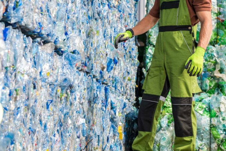 Les bouteilles plastiques en balles.