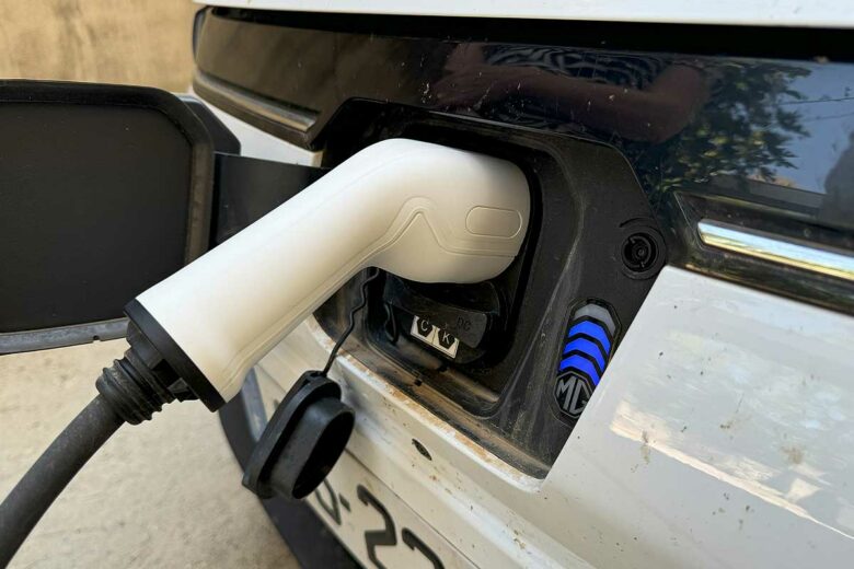 Une voiture électrique en charge.