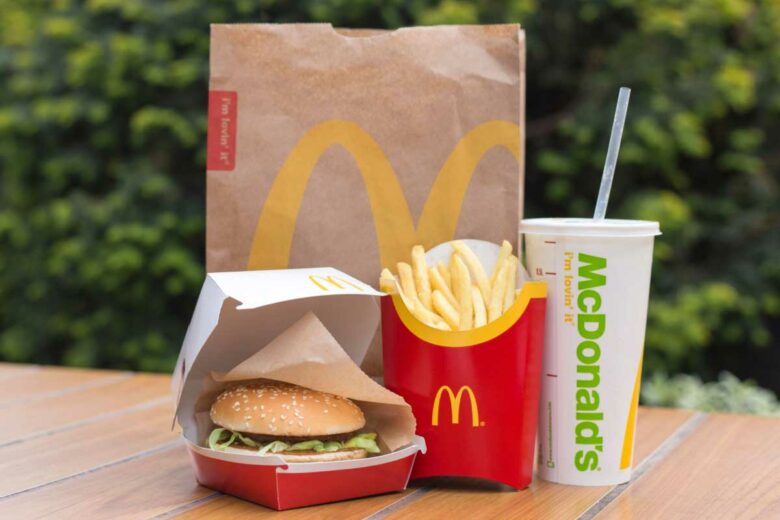 Un menu Big Mac sur la table.