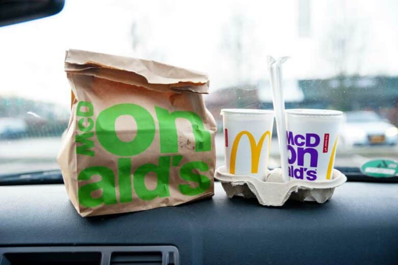 Une commande McDonald's sur le tableau de bord.