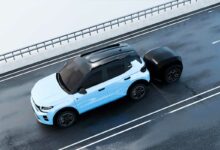 Une voiture équipée d'une batterie externe FAR-A-DAY.