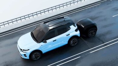 Une voiture équipée d'une batterie externe FAR-A-DAY.