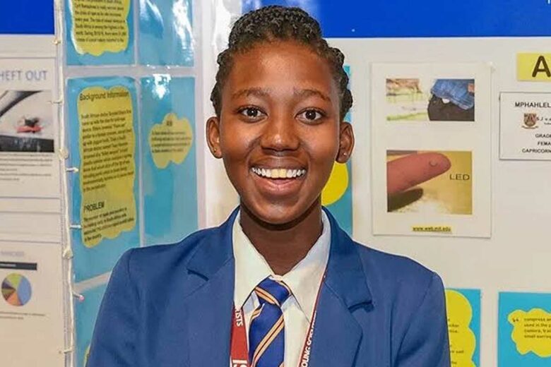 Une jeune femme souriante.