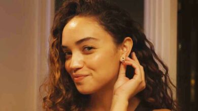 Une femme portant le dispositif Lumia 2.