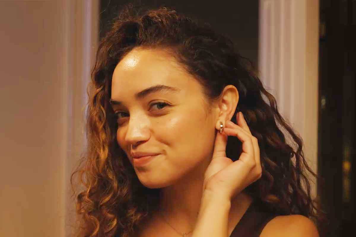 Une femme portant le dispositif Lumia 2.