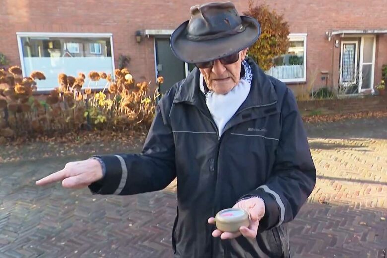 Un homme pointe du doigt la direction de sa maison.
