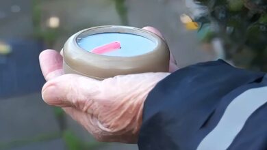 Un homme tient The Compass dans sa main.