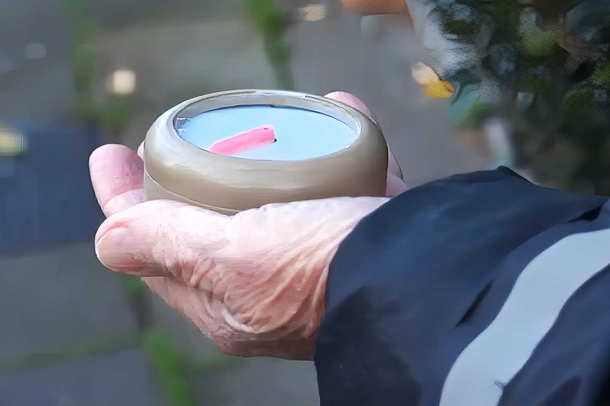 Un homme tient The Compass dans sa main.