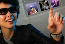 Une femme teste le bracelet Mudra Link.