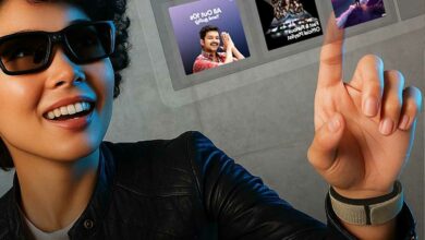 Une femme teste le bracelet Mudra Link.