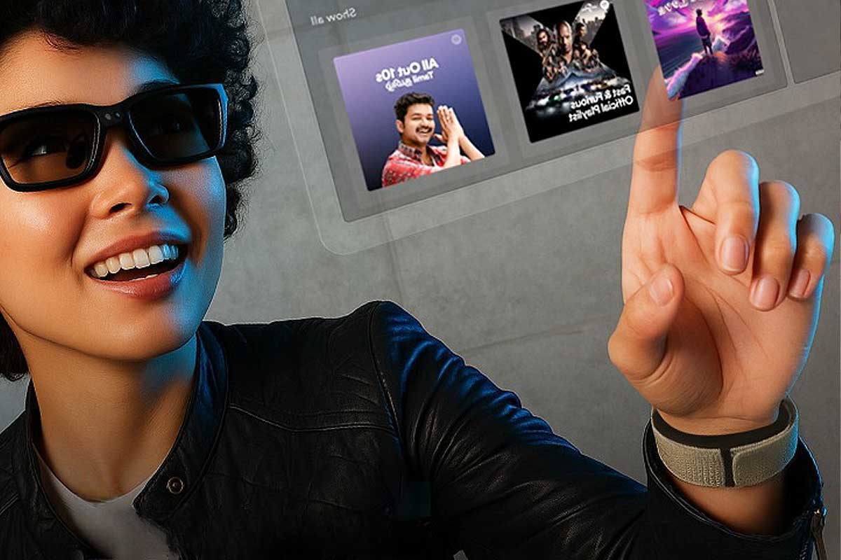 Une femme teste le bracelet Mudra Link.