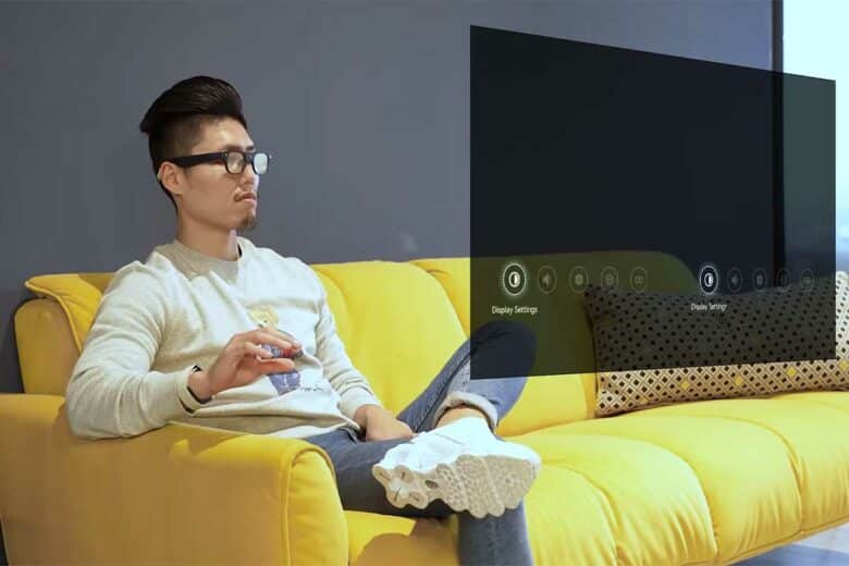 Un homme contrôle son écran avec de simples gestes.