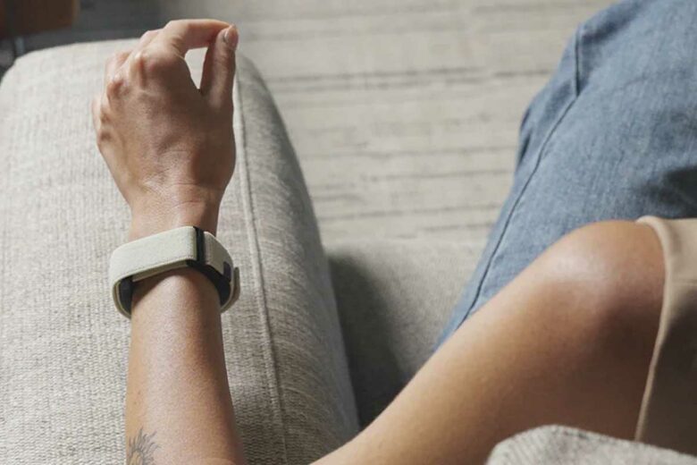 Une femme porte un bracelet Mudra Link.