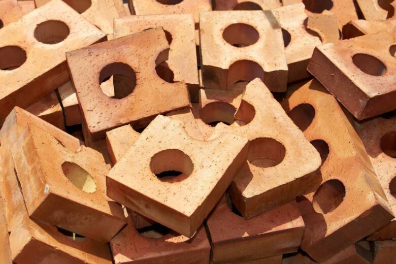 Des briques en terre cuite.