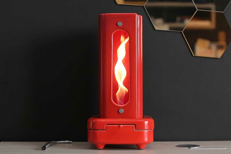 Un chauffage d'appoint rouge en terre cuite.