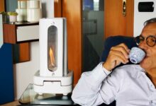 Un homme boit son café auprès de son chauffage d'appoint Tornado.