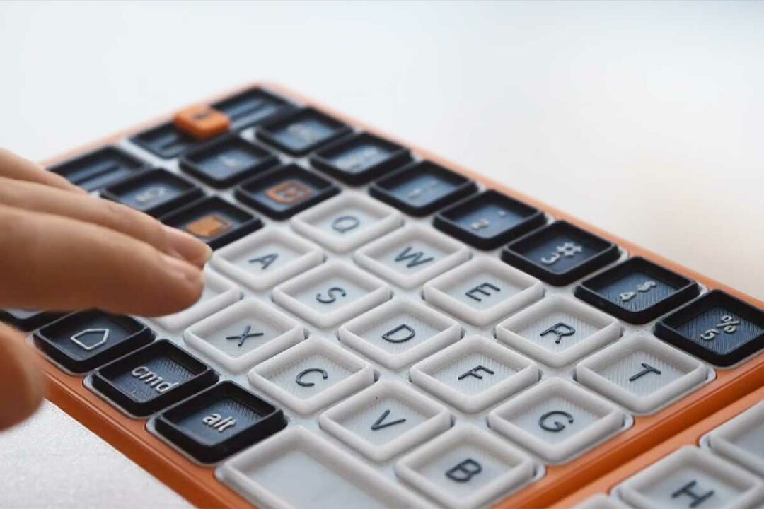 Une personne manipule un clavier.