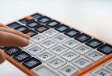 Une personne manipule un clavier.