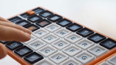 Une personne manipule un clavier.