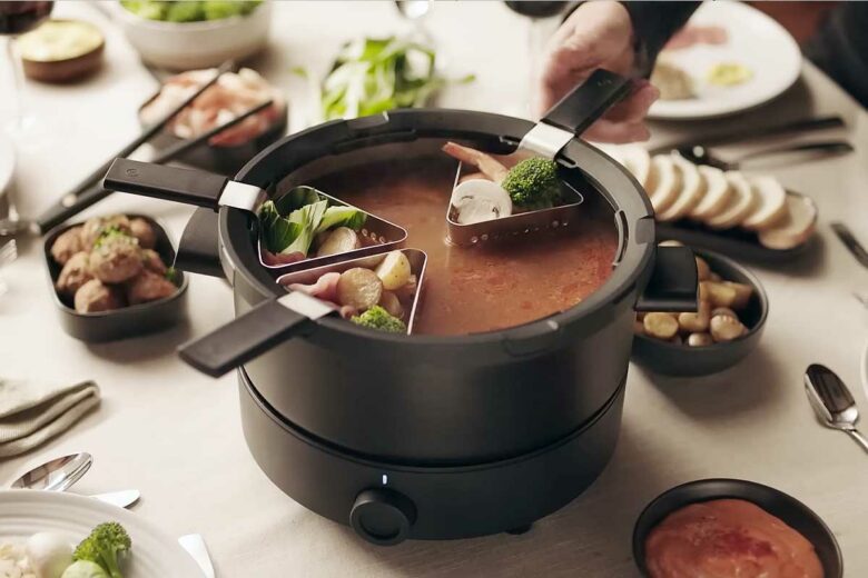 Un appareil pour fondues avec des paniers.