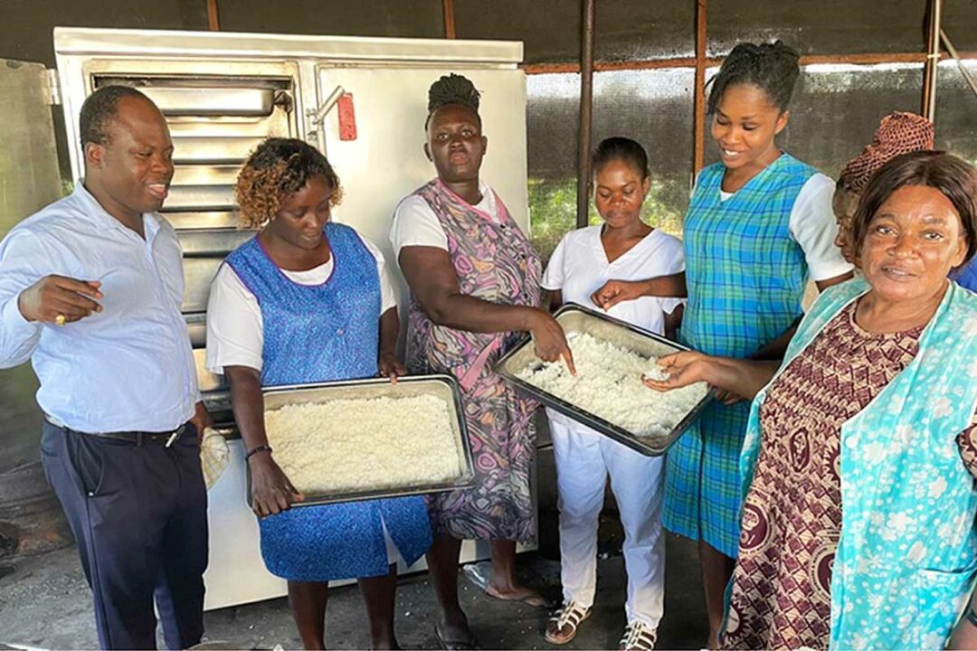 Vérification de la cuisson du riz avec le four solaire à vapeur.