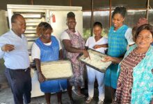 Vérification de la cuisson du riz avec le four solaire à vapeur.